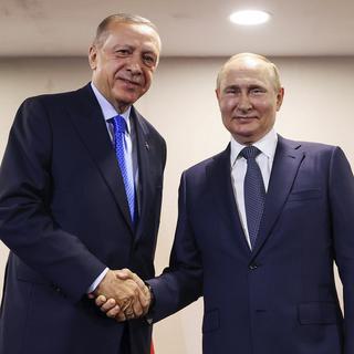 Le président russe Vladimir Poutine reçoit son homologue turc Recep Tayyip Erdoğan à Sotchi. [Keystone - AP Turkish Presidency]