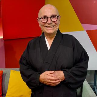 Jiko Simone Wolf, bouddhiste zen, fondatrice du Centre zen de La Chaux-de-Fonds et dʹun monastère bouddhique au Cerneux [RTS]