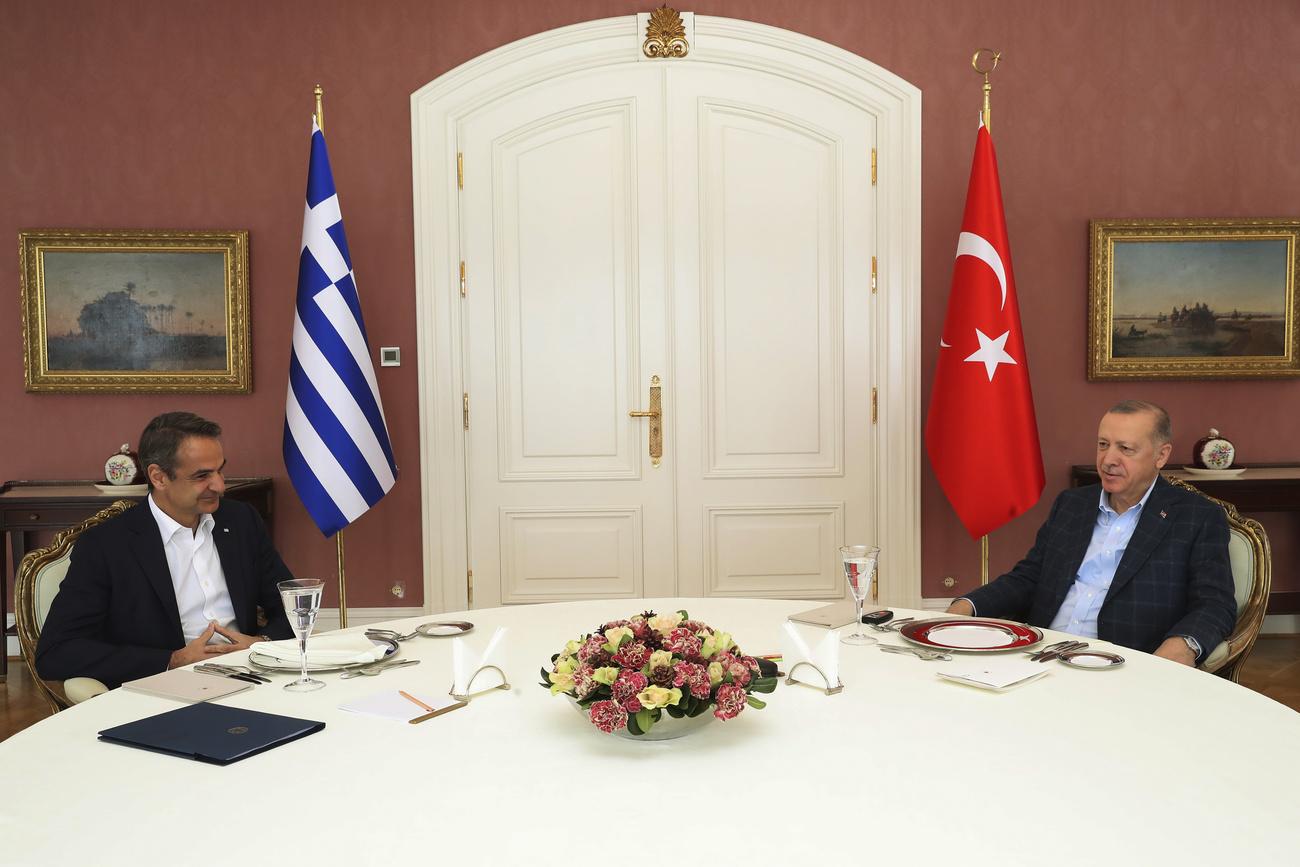 Le premier ministre grec Kyriakos Mitsotakis s'entretient avec le président turc Recep Tayyip Erdogan lors de leur rencontre à Istanbul, en Turquie, le 13 mars 2022. [KEYSTONE - Présidence turque / AP]