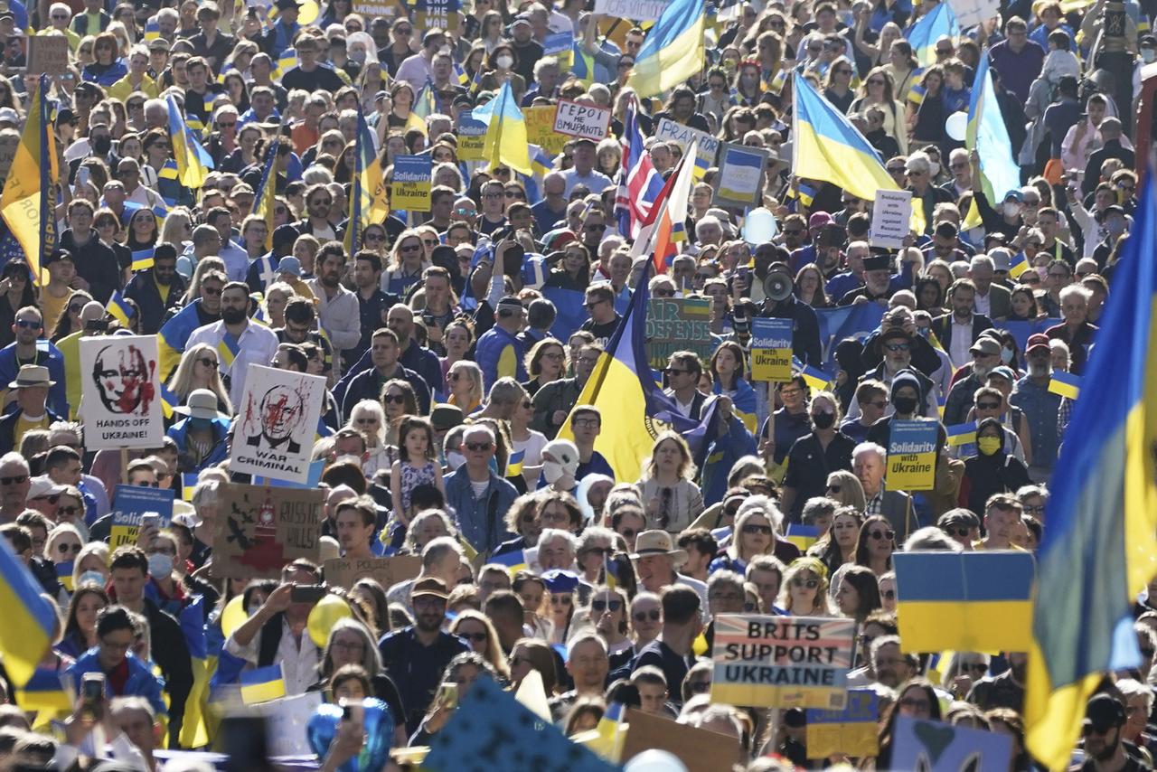 Des milliers de manifestants à Londres pour soutenir les Ukrainiens. [Keystone - (Aaron Chown/PA via AP)]