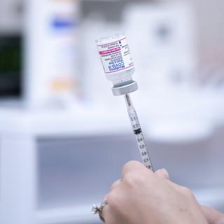 Pas de rappel généralisé avant l'automne pour le vaccin anti-Covid, dit l'OFSP. [Keystone - Sean Rayford]