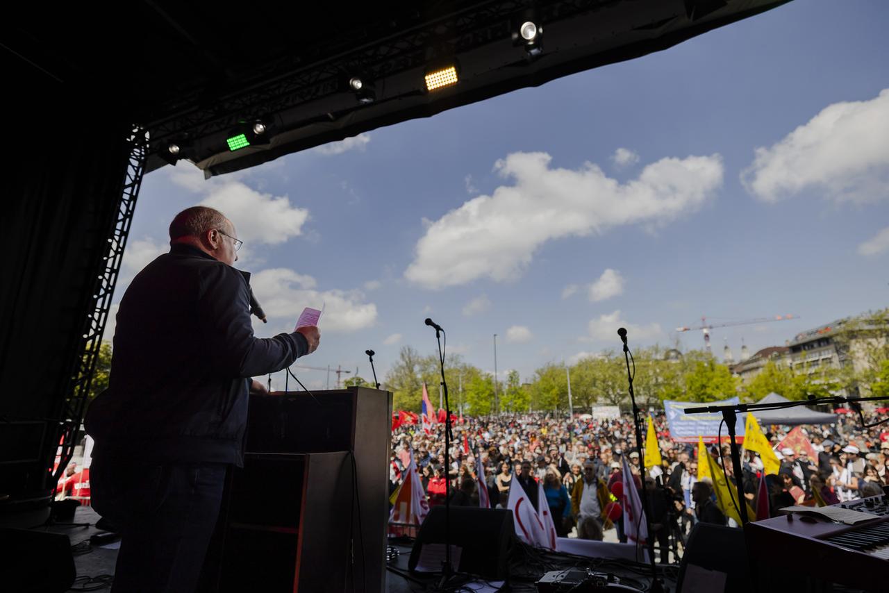 Le président de l'USS Pierre-Yves Maillard a pris la parole à Zurich pour exiger une amélioration du pouvoir d'achat des travailleurs et des retraités. [keystone - Michael Buholzer]