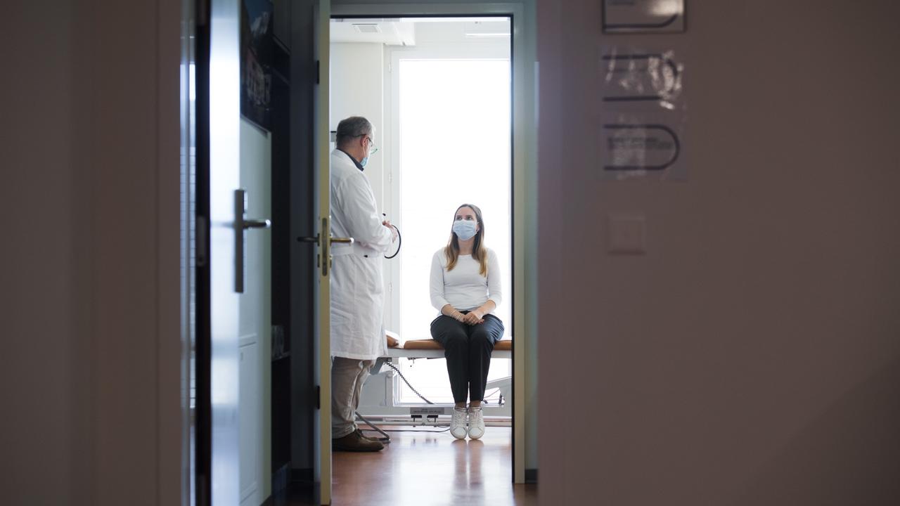 Une patiente atteinte de symptômes liés à un Covid long est examinée par un médecin. Lugano, le 19 mai 2021. [Keystone/TI-Press - Alessandro Crinari]