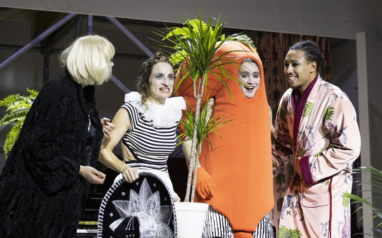 Valeria Bertolotto, Zacharie Jourdain, Aline Papin et Djemi Pittet dans "Une oreille nue à la patte de l'amour". [Théâtre Le Poche - Rebecca Bowring]