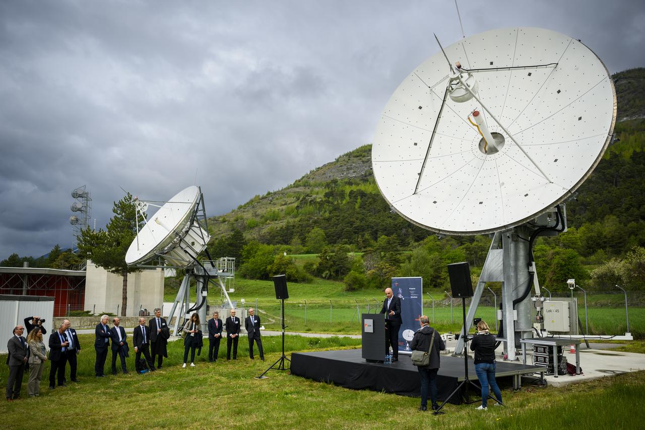 Vendredi 6 mai: inauguration d'une nouvelle station de réception satellite à Loèche (VS) en présence du conseiller fédéral Alain Berset. Les antennes réceptionneront les informations du premier satellite météorologique de troisième génération qui sera mis en orbite fin 2022. [Keystone - Jean-Christophe Bott]