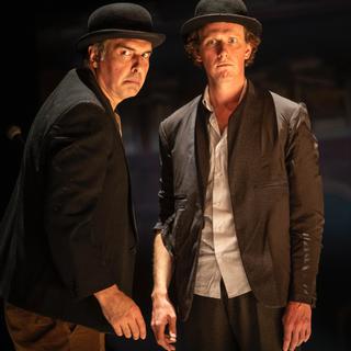 Les acteurs Nicolas Bouchaud (à gauche) et Frédéric Noaille dans la pièce "Un vivant qui passe". [DR - Jean-Louis Fernandez]