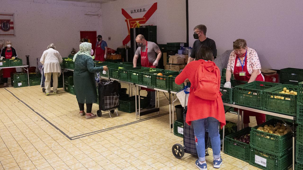 Une association distribue de la nourriture à Berlin. [Keystone - Christophe Gateau]