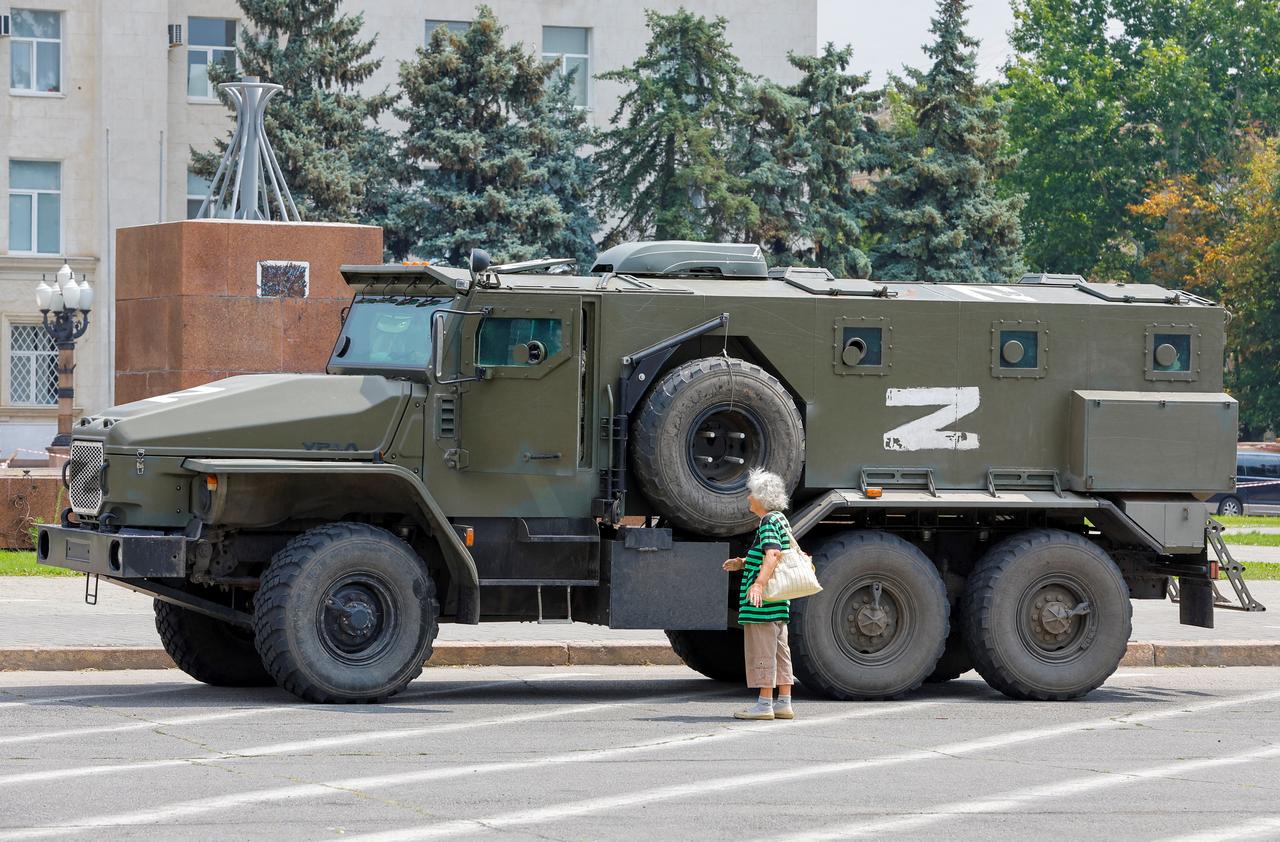 Un véhicule militaire russe dans les rues de Kherson. [Reuters - Alexander Ermochenko]