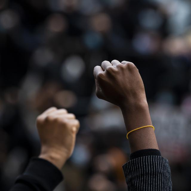 Des personnes manifestent contre le racisme après la mort récente de George Floyd à Lausanne, en Suisse, samedi 13 juin 2020. [Keystone - Jean-Christophe Bott]