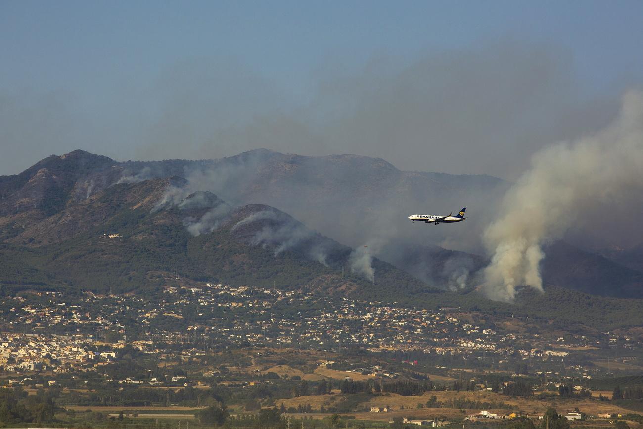 Un avion de ligne survole les feux de forêt en Andalousie. [Keystone/EPA - Alvaro Cabrera]