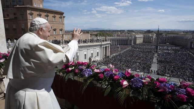 Le pape François lors de la bénédiction Urbi et Orbi devant quelque 50'000 fidèles réunisl sur la place Saint-Pierre à Rome le 17 avri 2022. [Keystone - EPA/VATICAN]