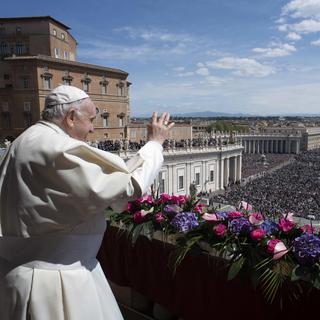 Le pape François lors de la bénédiction Urbi et Orbi devant quelque 50'000 fidèles réunisl sur la place Saint-Pierre à Rome le 17 avri 2022. [Keystone - EPA/VATICAN]