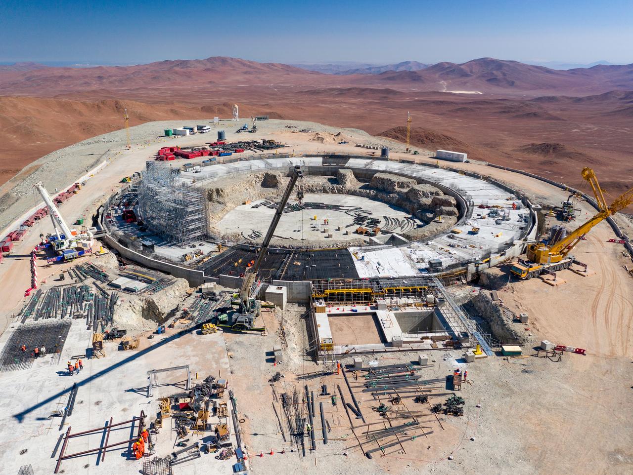 Situé à 3046 mètres au-dessus du niveau de la mer, au sommet du Cerro Armazones, dans le désert d'Atacama, la construction de l'Extremely Large Telescope (ELT) a débuté le 26 mai 2017. Chili, janvier 2022. [ESO - G. Hüdepohl (atacamaphoto.com)]