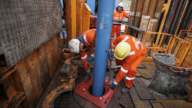 Des ouvriers travaillent autour de la foreuse lors de sa mise en fonctionnement à Vinzel. [Keystone - Valentin Flauraud]