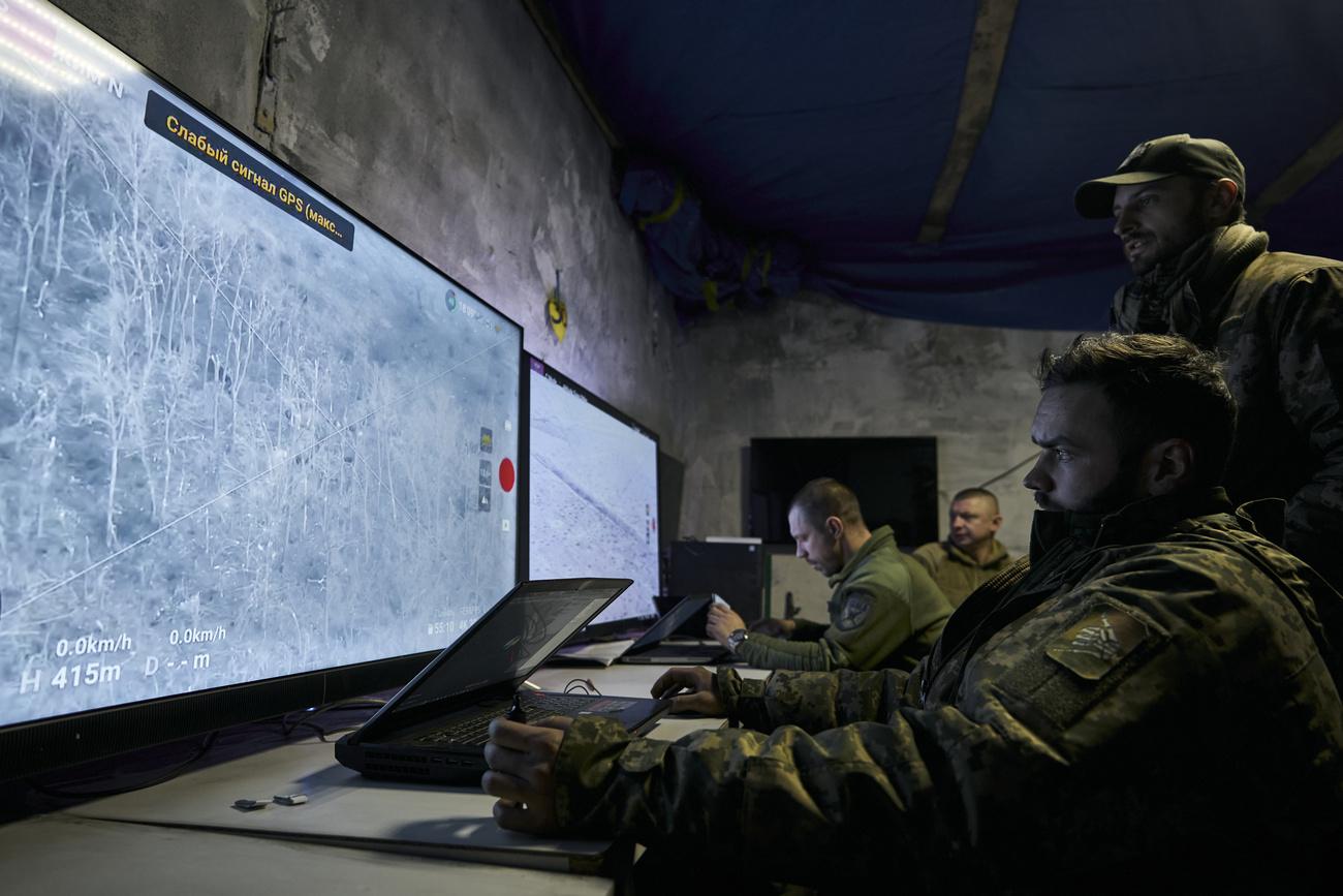 Des soldats ukrainiens surveillent les attaques de drones dans la région de Bakhmout. [Keystone - AP Photo/Libkos]
