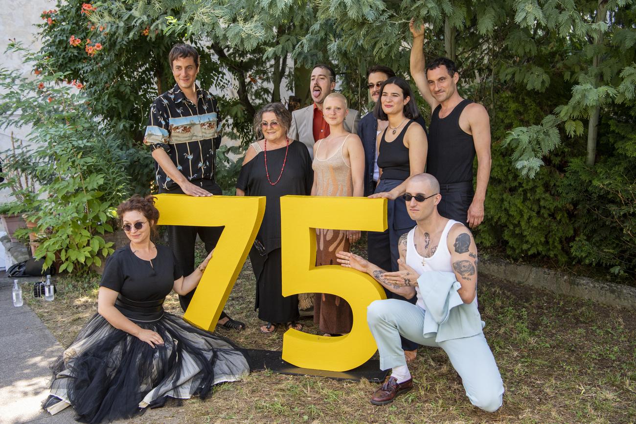L'équipe du film "De noche los gatos son pardos" du Zurichois Valentin Merz (debout tout à gauche) pose le jeudi 11 août 2022 au Festival du film de Locarno. [Keystone - Urs Flueeler]