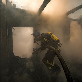 Un pompier ukrainien à Kiev. [Keystone - AP Photo/Vadim Ghirda]