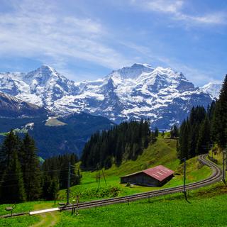 Paysage avec montagne et rail de train. [Depositphotos - ©scottt13]