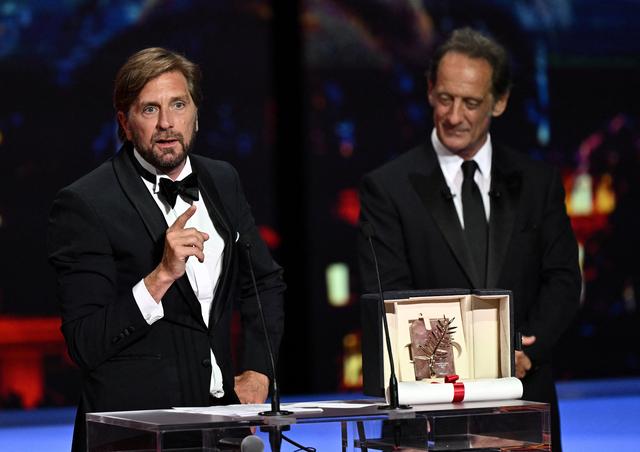 Ruben Östlund reçoit la Palme d'Or du Festival de Cannes pour "Triangle of Sadnesse" ("Sans filtre"). [AFP - Christophe Simon]