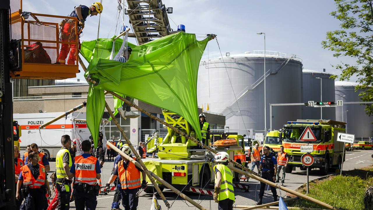 Blocage d'un site pétrolier par des activistes pro-climat à Rümlang (ZH), en mai 2022. [Keystone - Michal Buholzer]