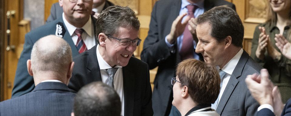 Albert Rösti félicité par les parlementaires UDC après son élection. [Keystone - Peter Schneider]