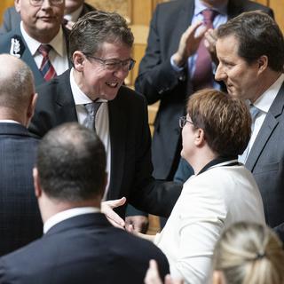 Albert Rösti félicité par les parlementaires UDC après son élection. [Keystone - Peter Schneider]