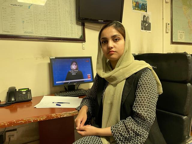 Tahmina Osmani, journaliste à TOLOnews à Kaboul, avant son passage à l'antenne. [RTS - Raphaël Grand]