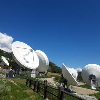 Le terrain d'antennes paraboliques à Loèche en Valais. [RTS - Bastien Von Wyss]