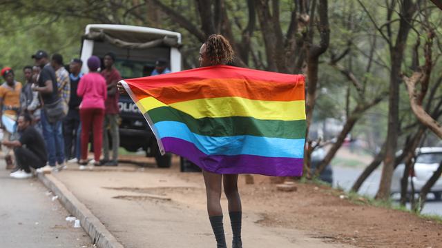 Un manifestant kenyan demandant la protection de requérants d'asile LGBT+. [EPA/Keystone - Daniel Irungu]