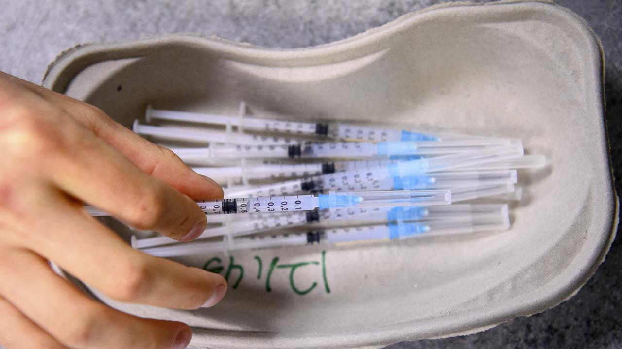 Des seringues avec un vaccin contre le Covid-19. [Keystone - Laurent Gillieron]