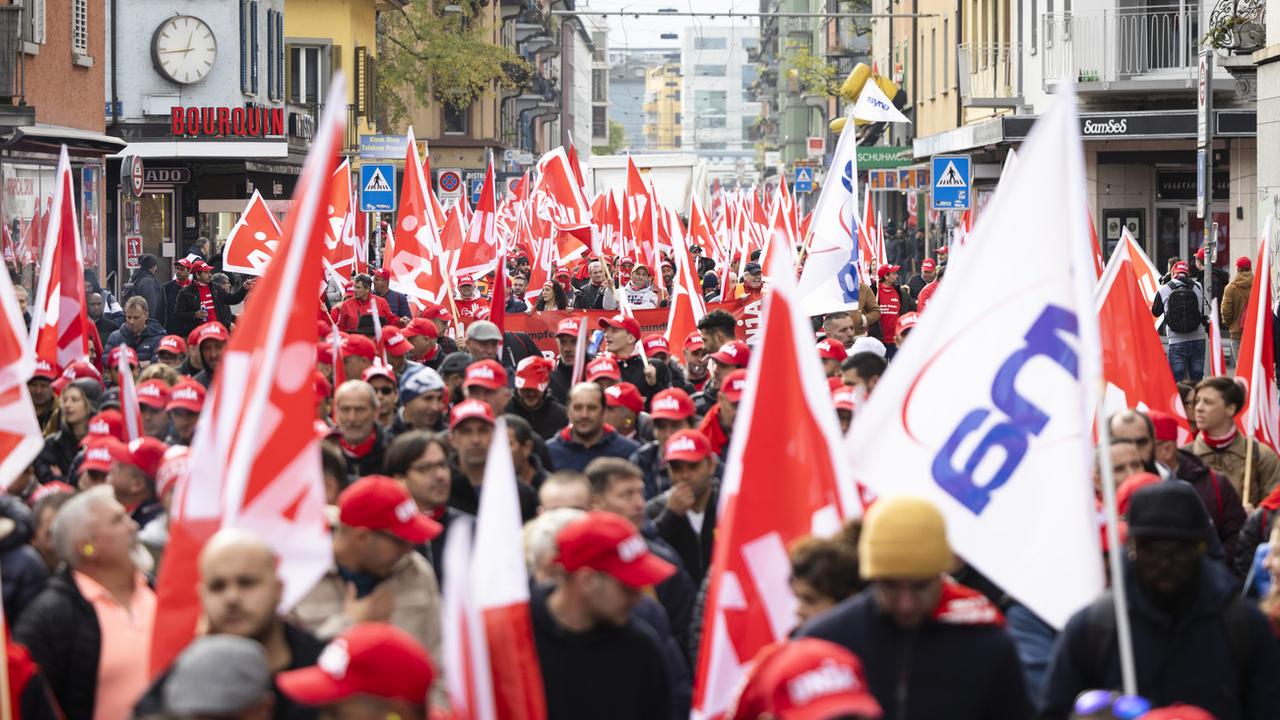 Les ouvriers du bâtiment défilent dans les rues de Zurich le vendredi 11 novembre. [Keystone - Michael Buholzer]