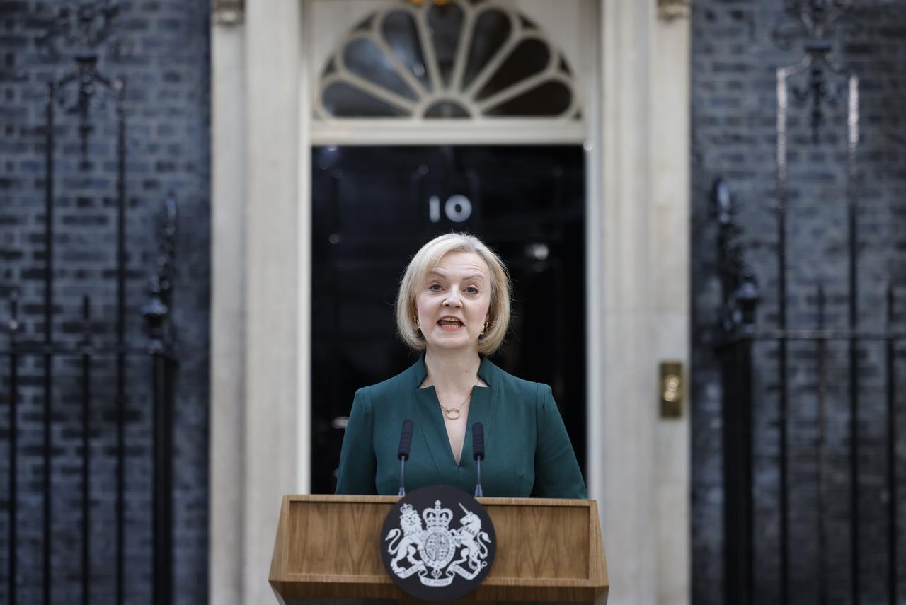 La Première ministre britannique sortante Liz Truss prononce son discours d'adieu à Downing Street, à Londres, le 25 octobre 2022. [EPA - Tolga Akmen]