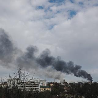 De la fumée s'élève le 18 avril 2022, après des "puissantes" frappes russes sur Lviv, la grande ville de l'ouest de l'Ukraine. [AFP - Gian Marco Benedetto / Anadolu Agency]