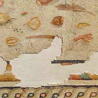 Les mosaïques dites "asarotos oikos" («maison non balayée») représentent des sols jonchés de reliefs de repas. Sur cet exemple du Ier siècle av. J.-C., on reconnaît non seulement une châtaigne, mais aussi, entre autres, une figue, une poire, une amande, une datte, une noisette et un épi de blé. [Musée archéologique national d'Aquilée - Nina Willburger sur Twitter]