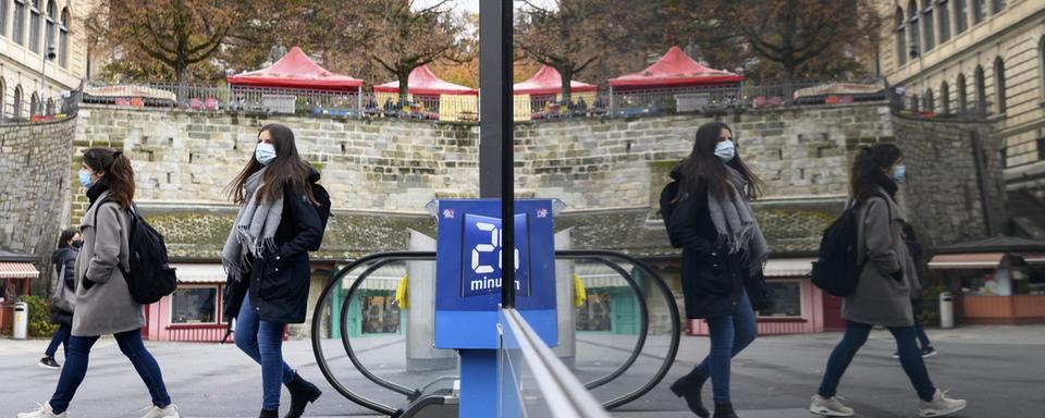 Des passantes portant le masque, sur la place de la Riponne à Lausanne. [Keystone - Laurent Gillieron]