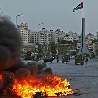 La "marche des drapeaux" a suscité la colère de manifestants palestiniens, ici à Ramallah. [AFP - Abbas Momani]