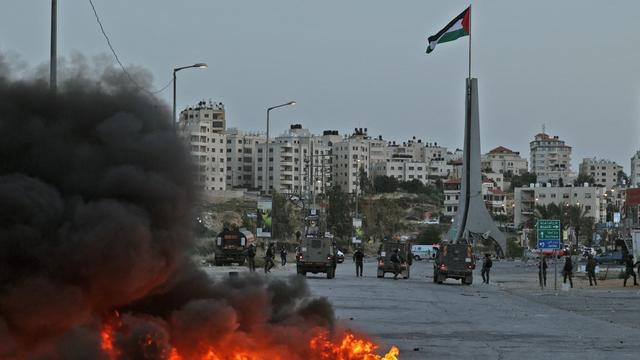 La "marche des drapeaux" a suscité la colère de manifestants palestiniens, ici à Ramallah. [AFP - Abbas Momani]