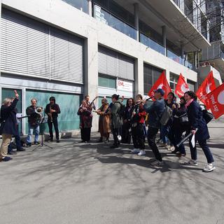 Une manifestation devant l’Ecole de musique de Lausanne dénoncant le licenciement d'un professeur. [RTS - Malika Scialom]