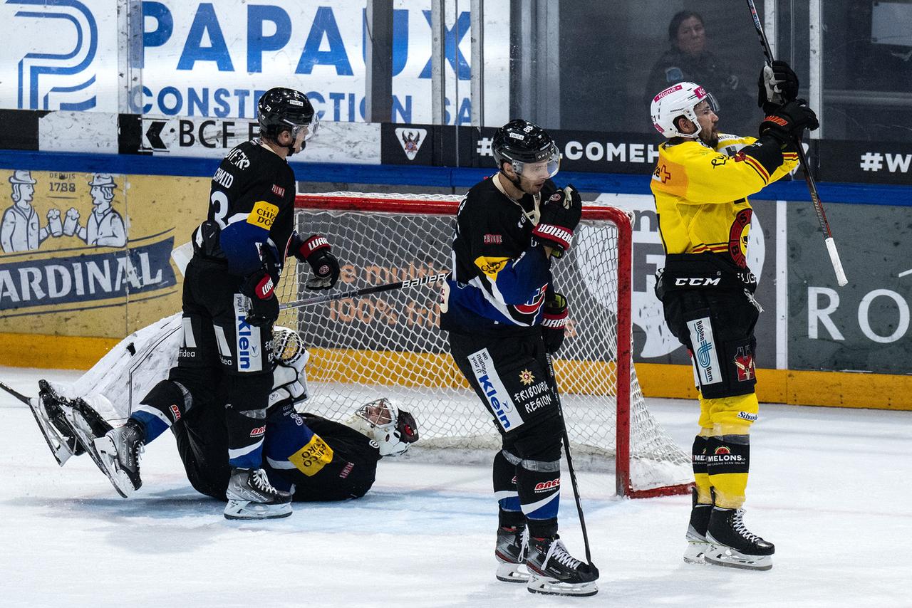 Simon Moser (à droite) transperce Connor Hughes (au sol) et permet à Berne de remporter le derby des Zähringen. [KEYSTONE - Peter Schneider]