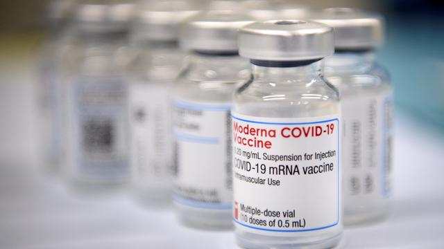 Un flacon de 10 doses de vaccin "Moderna Covid-19 Vaccine" photographié lors de l'inauguration du centre de vaccination de Beaulieu ce lundi 19 avril 2021 à Lausanne. [Keystone - Laurent Gillieron]