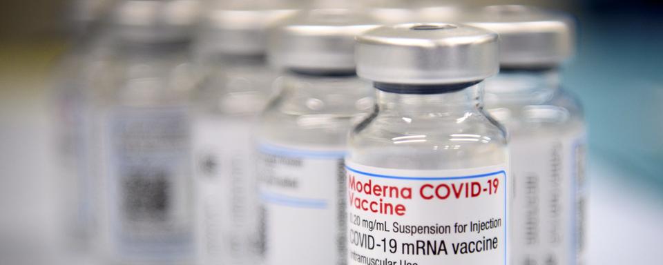 Un flacon de 10 doses de vaccin "Moderna Covid-19 Vaccine" photographié lors de l'inauguration du centre de vaccination de Beaulieu ce lundi 19 avril 2021 à Lausanne. [Keystone - Laurent Gillieron]