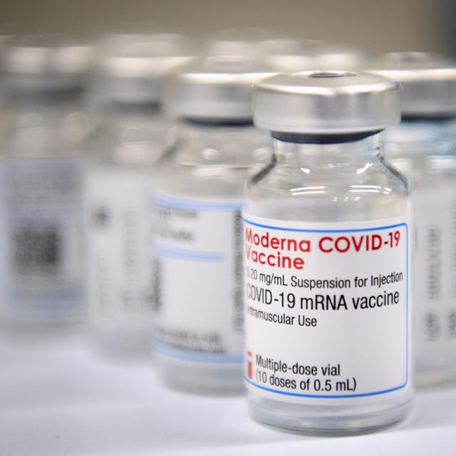 Un flacon de 10 doses de vaccin "Moderna Covid-19 Vaccine" photographié lors de l'inauguration du centre de vaccination de Beaulieu ce lundi 19 avril 2021 à Lausanne. [Keystone - Laurent Gillieron]