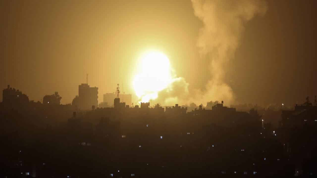 Des images des frappes israéliennes sur la bande de Gaza, le 19 avril 2022, en représailles au tir d'une roquette sur l'Etat hébreu. [Keystone - Yousef Masoud]
