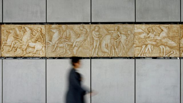 Des sculptures de la frise du Parthénon, vieille de 2500 ans, au Musée de la Nouvelle Acropole à Athènes, le jeudi 10 janvier 2008. Les responsables du musée commenceront bientôt à mettre les originaux en place, après une opération de trois mois visant à transférer plus de 300 sculptures d'un ancien musée situé sur l'Acropole, à quelque 400 mètres de là. Le nouveau musée de verre et de béton, conçu par l'architecte Bernard Tschumi et construit pour un coût de 129 millions d'euros (189 millions de dollars américains), devrait ouvrir ses portes à la fin de cette année. [Keystone/AP - THANASSIS STAVRAKIS]