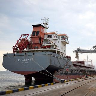 Un navire plein de céréales dans le port d'Odessa. [EPA/Keystone - Ukrainian Presidential Press]
