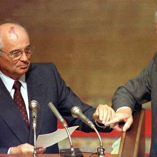 Mikhaïl Gorbatchev et son successeur à la tête de la Fédération de Russie, Boris Eltsine, le 23 octobre 1991. [Reuters - Gennady Galperin]