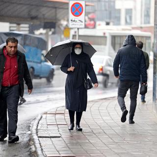 Une femme marche dans la rue à Tehran, en Iran. [EPA/Keystone - Stringer]