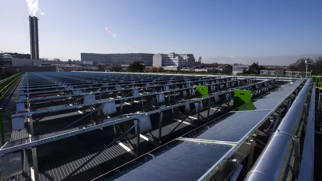 Centrale solaire thermique des SIG au Lignon, près de Genève. [Keystone - Jean-Christophe Bott]