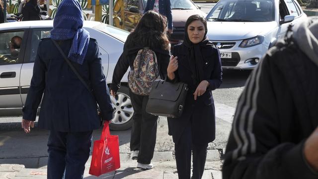 Une jeune iranienne dans la rue sans le voile imposé. [AP Photo/Keystone - Vahid Salemi]