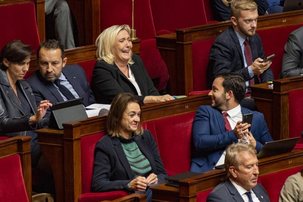 Marine Le Pen, hilare, sur les bancs de l'Assemblée nationale le 3 octobre 2022. [AFP - Vincent Gerbet/Hans Lucas]